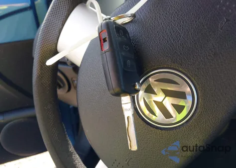 2010 Volkswagen New Beetle 2.5L from USA, damaged, VIN 3VWPG3AGXAM002499